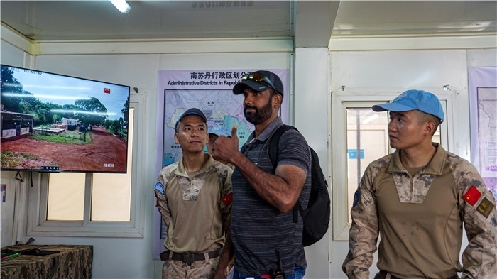 核查官員稱贊。王軍杰攝