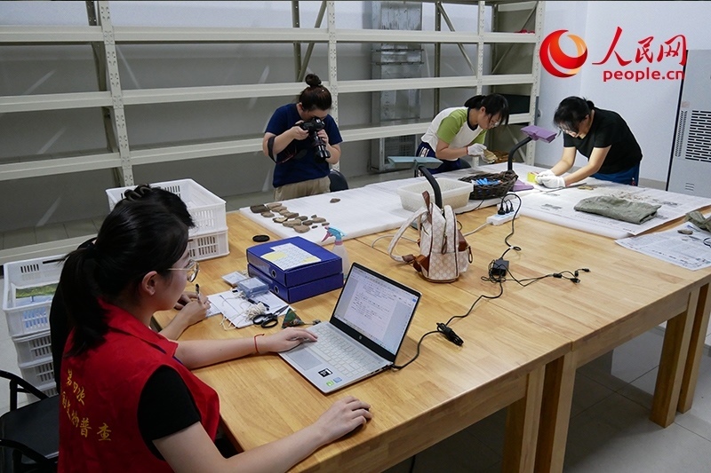 普查隊員們正在庫房內工作。人民網(wǎng)記者 韋衍行攝