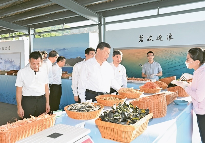 2024年10月15日至16日，中共中央總書記、國家主席、中央軍委主席習(xí)近平在福建考察。這是15日下午，習(xí)近平在漳州市東山縣陳城鎮(zhèn)澳角村考察時(shí)，了解海鮮干貨和漁獲產(chǎn)品交易情況。 新華社記者 謝環(huán)馳/攝
