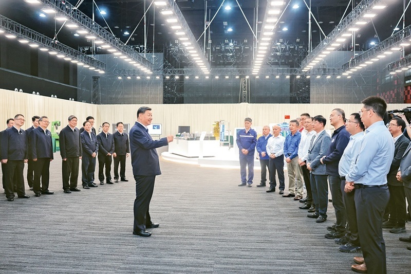 2024年10月17日至18日，中共中央總書記、國家主席、中央軍委主席習(xí)近平在安徽考察。這是17日下午，習(xí)近平在合肥濱湖科學(xué)城考察時(shí)，同現(xiàn)場科研人員和企業(yè)負(fù)責(zé)人親切交流。 新華社記者 鞠鵬/攝