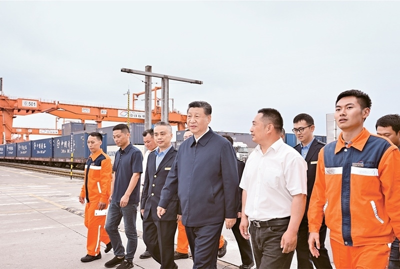 2024年4月22日至24日，中共中央總書記、國家主席、中央軍委主席習(xí)近平在重慶考察。這是22日下午，習(xí)近平在重慶國際物流樞紐園區(qū)重慶鐵路集裝箱中心站，同貨車司機(jī)、列車司機(jī)、裝卸工人、場站管理人員等親切交流。 新華社記者 岳月偉/攝