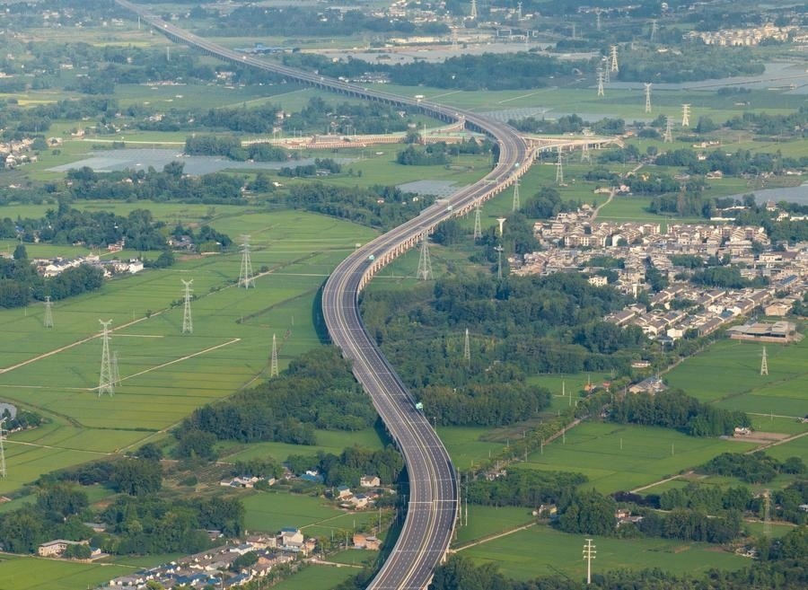 俯瞰四川天府新區(qū)至邛崍高速公路一角（2024年7月2日攝，無人機照片）。新華社記者 江宏景 攝