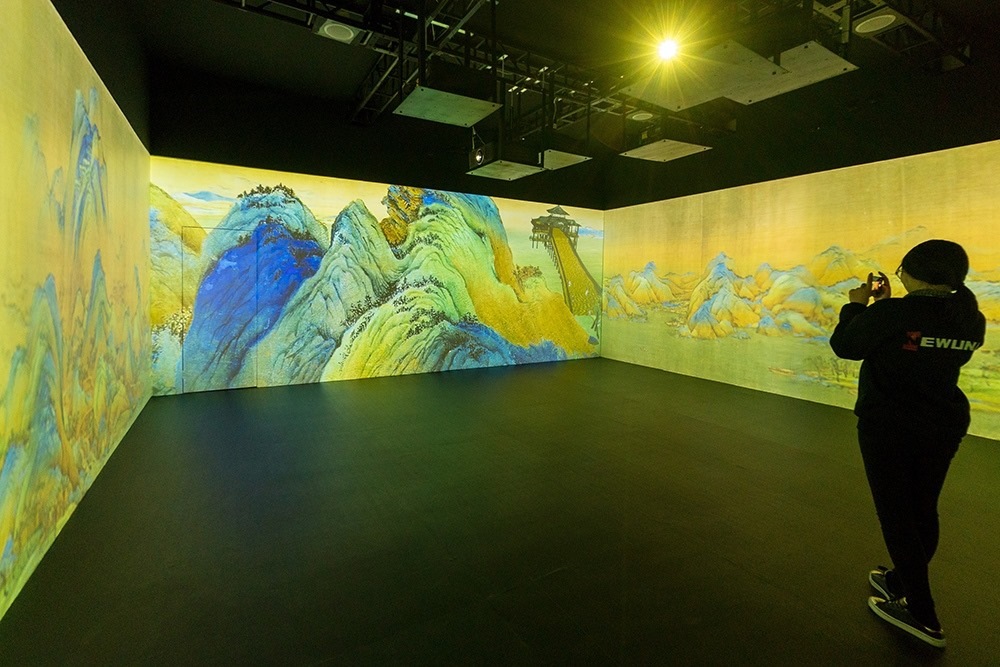 2019年1月29日，上海，市民在“千里江山圖科技藝術(shù)展”上參觀北宋名畫《千里江山圖》的AR全景展示并打卡拍照。
