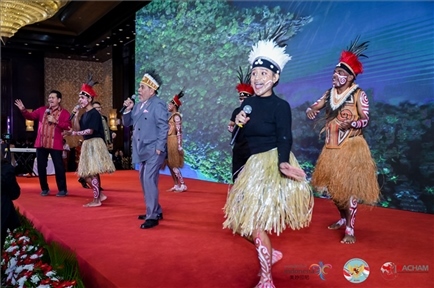山東濟(jì)寧職業(yè)技術(shù)學(xué)校印尼巴布亞留學(xué)生演唱與大使一起演唱巴布亞傳統(tǒng)歌曲。印尼駐華大使館供圖