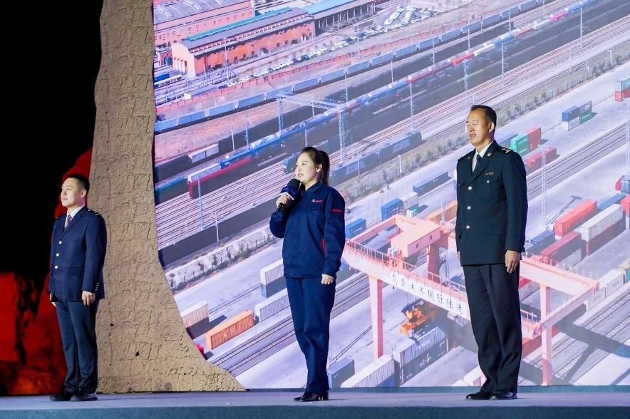 早吾扎?哈力賽（左二）在“何以中國(guó)·五星出東方”網(wǎng)絡(luò)主題宣傳活動(dòng)現(xiàn)場(chǎng)演講。人民視頻供圖