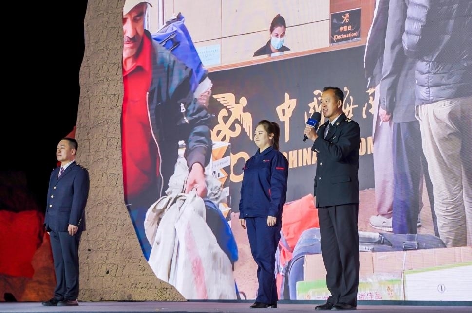 張曉波（右一）在“何以中國(guó)·五星出東方”網(wǎng)絡(luò)主題宣傳活動(dòng)現(xiàn)場(chǎng)演講。人民視頻供圖