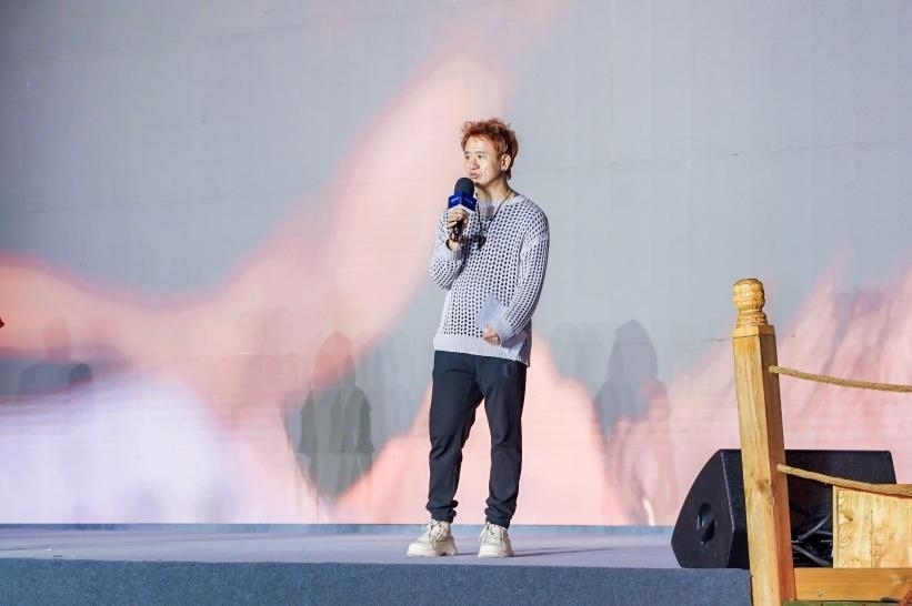 安鐘旭在“何以中國(guó)·五星出東方”網(wǎng)絡(luò)主題宣傳活動(dòng)現(xiàn)場(chǎng)演講。人民視頻供圖