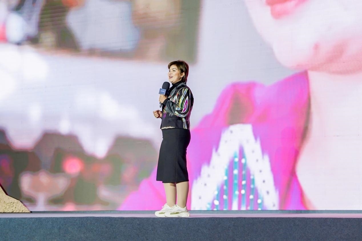 如克亞木·麥提賽地在“何以中國(guó)·五星出東方”網(wǎng)絡(luò)主題宣傳活動(dòng)現(xiàn)場(chǎng)演講。人民視頻供圖