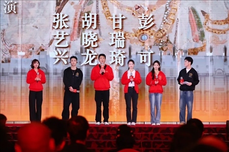 《受到召喚·敦煌》眾演員與現(xiàn)場觀眾互動交流。主辦方供圖