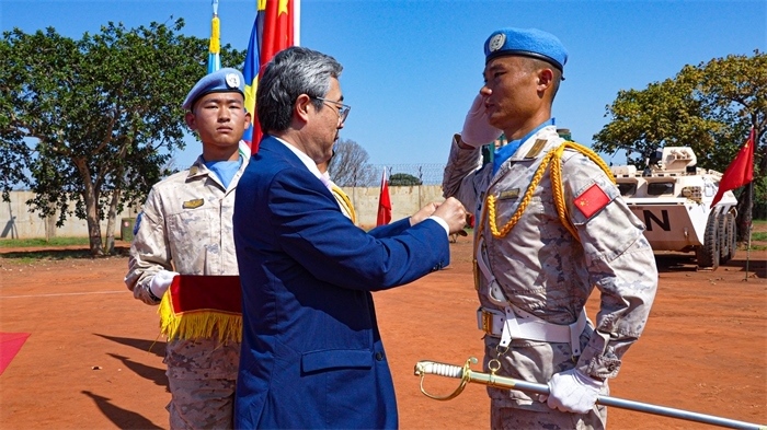 中國(guó)駐南蘇丹大使馬強(qiáng)為維和官兵授勛。謝坤攝