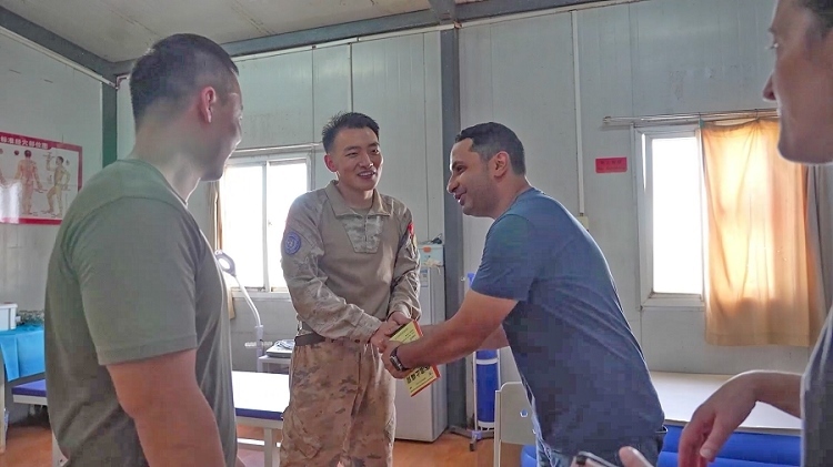 外國友人致謝。王軍杰攝