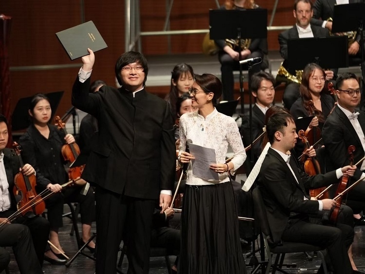 小澤征良向俞潞贈(zèng)送小澤征爾使用過的《第五交響曲》樂譜。演出方供圖