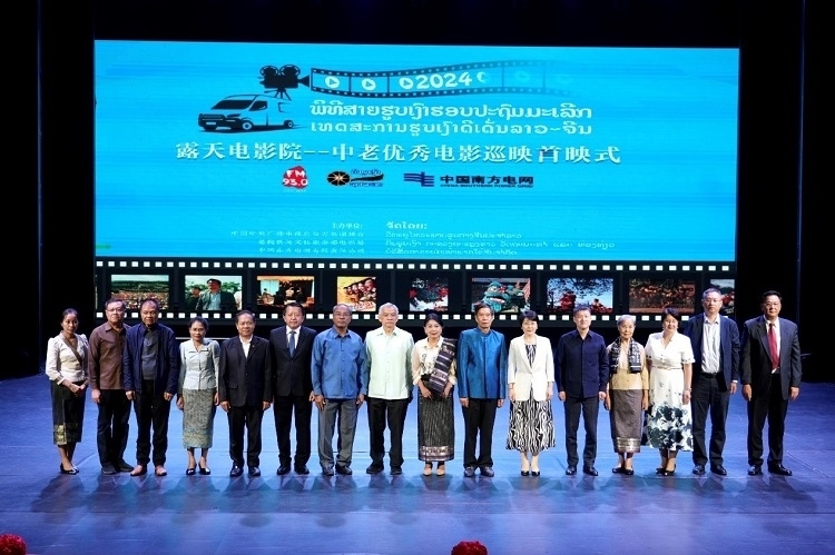 老撾人民革命黨中央政治局委員、建國(guó)陣線(xiàn)中央委員會(huì)主席辛拉馮·庫(kù)派吞（右七），中國(guó)駐老撾大使方虹（右六）出席首映式