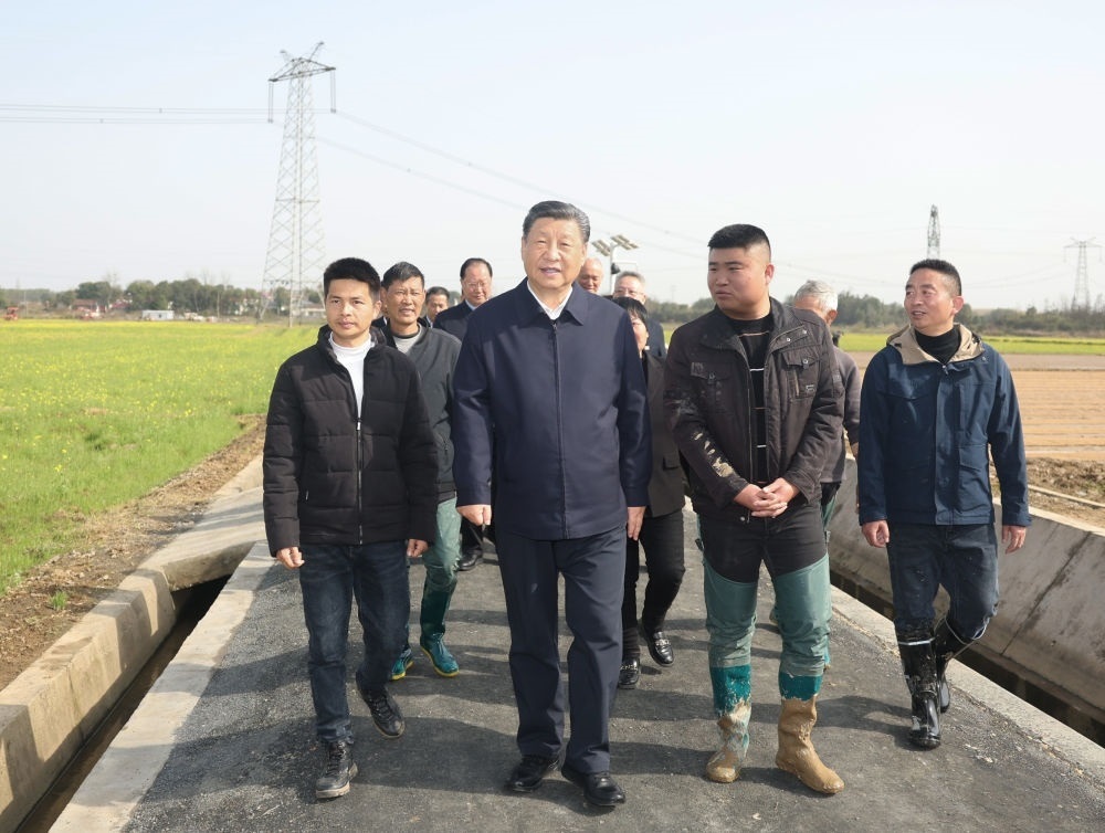2024年3月19日，習近平在湖南省常德市鼎城區(qū)謝家鋪鎮(zhèn)港中坪村，同種糧大戶、農技人員、基層干部親切交流。習近平強調：“要建設好高標準農田，推行適度規(guī)模經營，加強政策支持和示范引領，加大良種、良機、良法推廣力度，在精耕細作上下功夫，進一步把糧食單產和品質提上去，讓種糧也能夠致富，進而吸引更多農戶參與發(fā)展現(xiàn)代化大農業(yè)，真正把中國特色農業(yè)現(xiàn)代化之路走穩(wěn)走扎實?！? width=