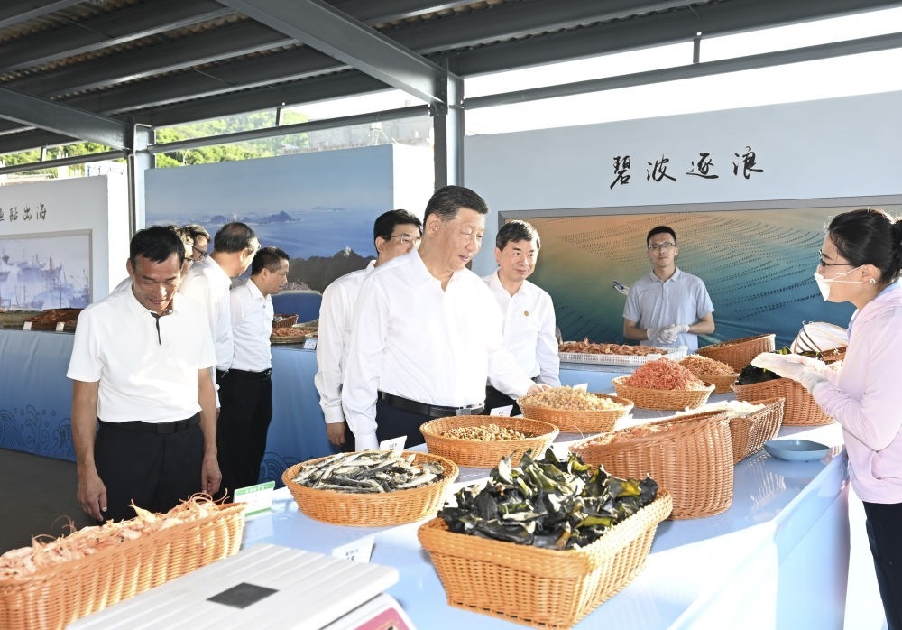 2024年10月15日，習近平在福建省漳州市東山縣陳城鎮(zhèn)澳角村考察時，了解海鮮干貨和漁獲產品交易情況。習近平指出：“村級黨組織要發(fā)揮火車頭作用，帶領鄉(xiāng)親們做好‘?！奈恼?，在鄉(xiāng)村振興、共同富裕的道路上一往無前?！? width=
