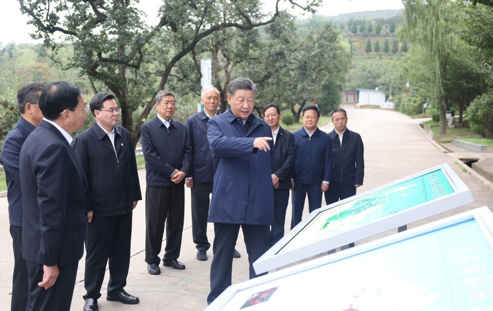 2024年9月11日，習近平在甘肅省天水市麥積區(qū)南山花牛蘋果基地考察時，聽取引洮供水工程情況匯報。當得知近600萬群眾從此告別苦咸水后，總書記十分高興。他要求加強維護和管理，讓這項工程在沿線群眾生產生活中發(fā)揮更大效用。