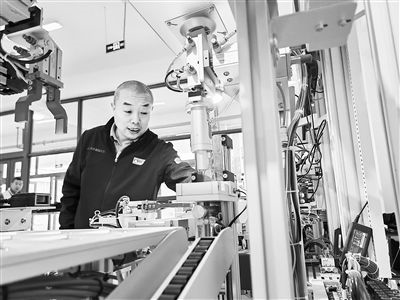 郭海青在檢查車床加工設(shè)備。 受訪者供圖