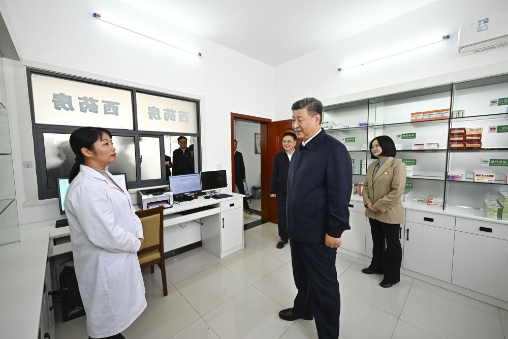 2024年11月5日，習近平在湖北省咸寧市嘉魚縣潘家灣鎮(zhèn)四邑村衛(wèi)生室考察。習近平指出：“要進一步加強黨建引領，抓住‘一老一小’這個重點，更加精準有效地為群眾排憂解難。”