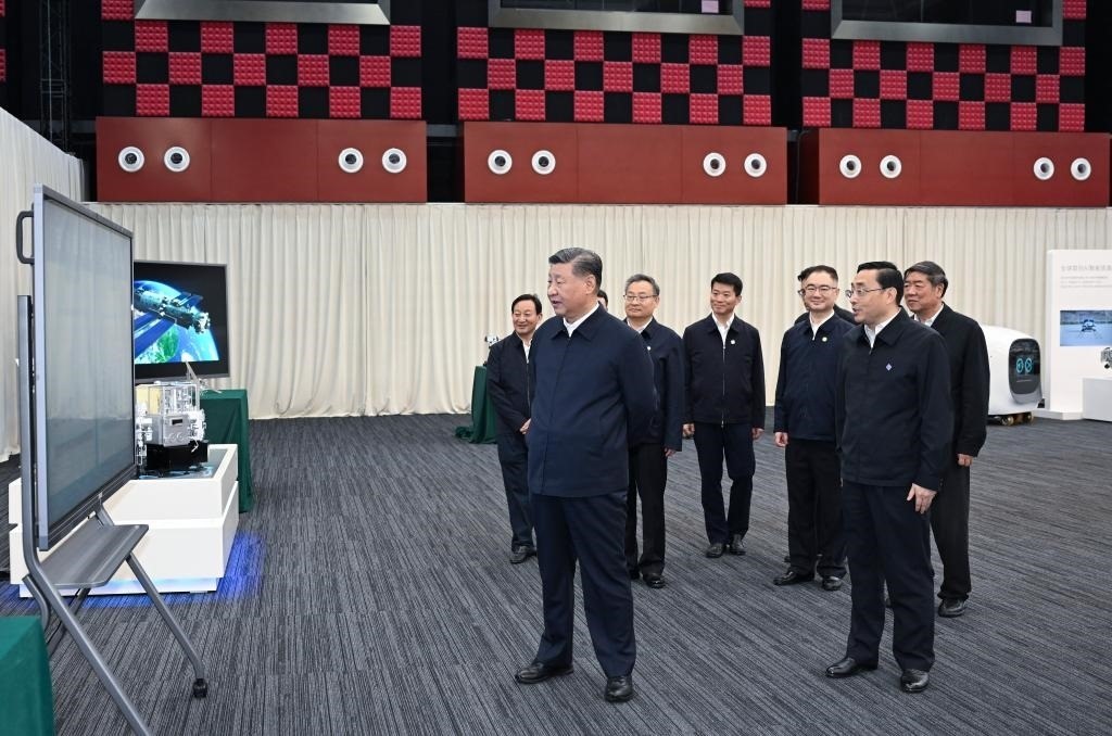 2024年10月17日，習(xí)近平總書記在合肥濱湖科學(xué)城察看安徽省重大科技創(chuàng)新成果集中展示。新華社記者 謝環(huán)馳 攝