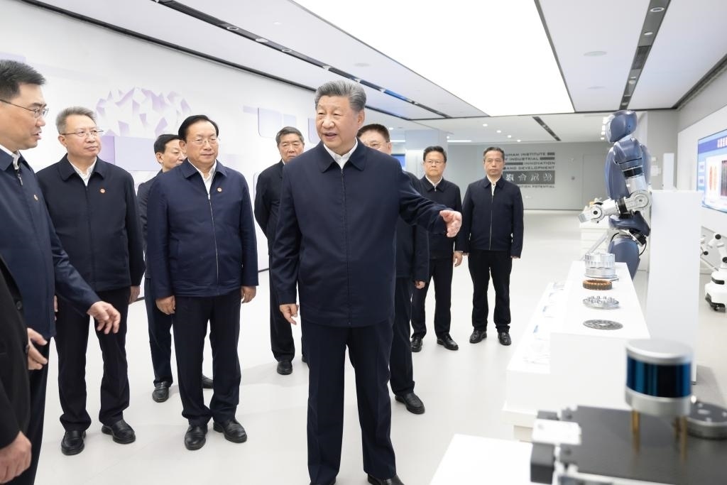 2024年11月5日，習(xí)近平總書記在武漢產(chǎn)業(yè)創(chuàng)新發(fā)展研究院考察。新華社記者 鞠鵬 攝