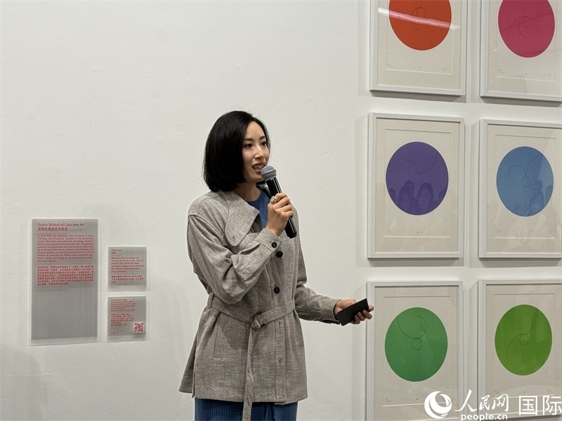 11月8日，今日美術(shù)館館長張然在“瑞士經(jīng)典設(shè)計展”開幕式上發(fā)表致辭。（人民網(wǎng) 謝瑩攝）