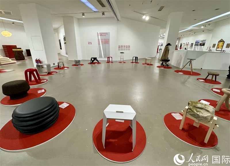 11月8日，瑞士經(jīng)典設(shè)計展現(xiàn)場。（人民網(wǎng) 謝瑩攝）