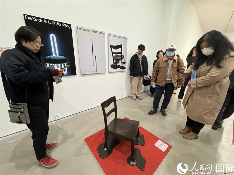 11月8日，觀眾在“瑞士經(jīng)典設(shè)計展”作品前駐足欣賞。（人民網(wǎng) 謝瑩攝） 