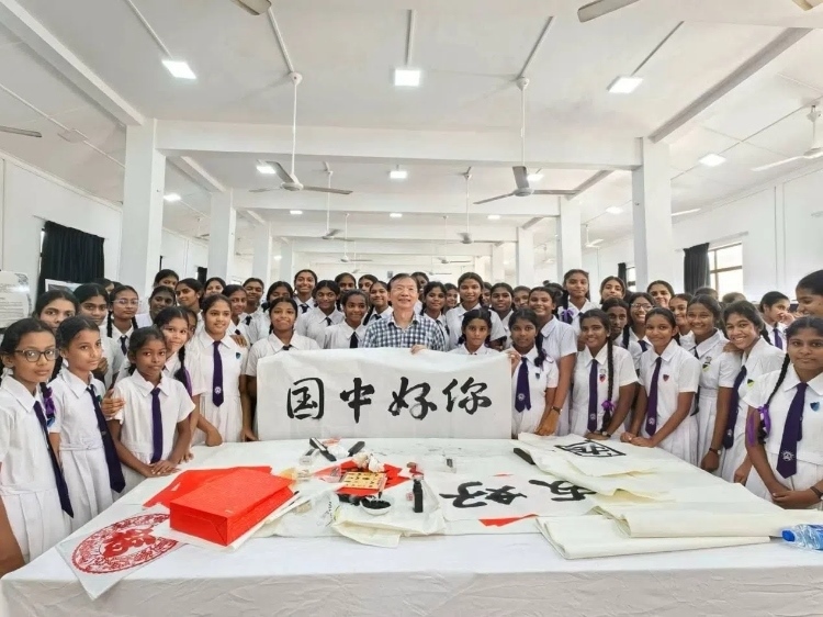 斯里蘭卡學(xué)生在系列活動中學(xué)習(xí)中國書法。圖片由主辦方提供