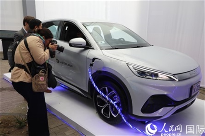 圖為秘魯媒體記者正在拍攝現(xiàn)場展出的比亞迪電動汽車。 人民網(wǎng)記者姜波攝