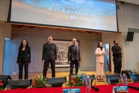發(fā)布會現(xiàn)場，主創(chuàng)表演音樂劇片段。主辦方供圖