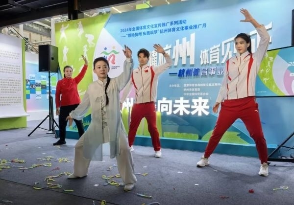 三位奧運(yùn)冠軍進(jìn)行陳式太極拳表演。 人民網(wǎng)記者 楊磊攝