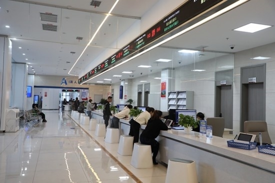 觀山湖區(qū)政務大廳窗口辦事忙。