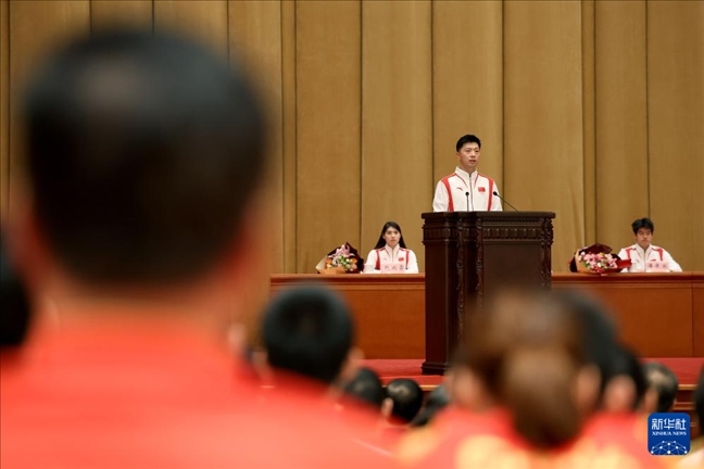11月15日，乒乓球運(yùn)動(dòng)員馬龍（中）在報(bào)告會(huì)上發(fā)言。新華社記者 李明 攝