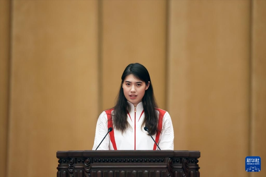 11月15日，游泳運(yùn)動(dòng)員張雨霏在報(bào)告會(huì)上發(fā)言。新華社記者 李明 攝