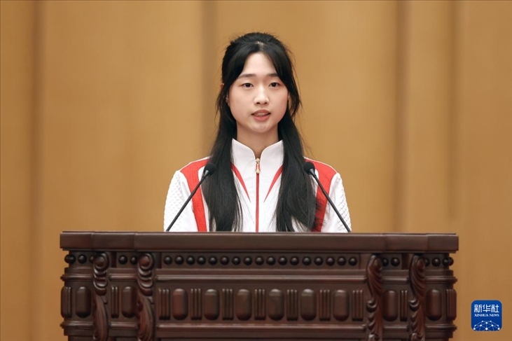 11月15日，射擊運(yùn)動(dòng)員黃雨婷在報(bào)告會(huì)上發(fā)言。新華社記者 李明 攝