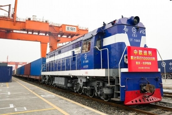 11月15日，X8083次中歐班列（重慶—杜伊斯堡）等待發(fā)車。新華社記者 張子彧 攝