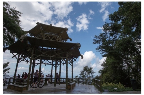 在巴西里約熱內(nèi)盧市內(nèi)的蒂茹卡國家森林公園里，有一座風光獨一無二的觀景臺，名為“中國亭”，是為紀念曾經(jīng)在這里種植茶葉的中國茶農(nóng)而修建，如今已成為當?shù)氐闹坝^。（圖源：新華社）