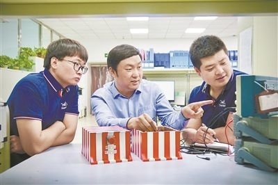 中北大學(xué)極端環(huán)境特種傳感與測(cè)試創(chuàng)新研究團(tuán)隊(duì)成員正在圍繞近期發(fā)射任務(wù)進(jìn)行產(chǎn)品研發(fā)。受訪單位供圖