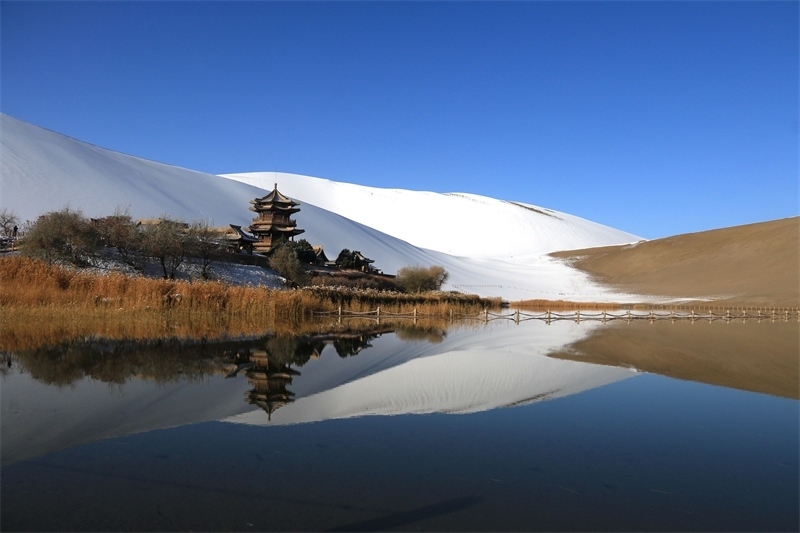 鳴沙山月牙泉景區(qū)雪景。敦煌市委宣傳部供圖，張曉亮攝