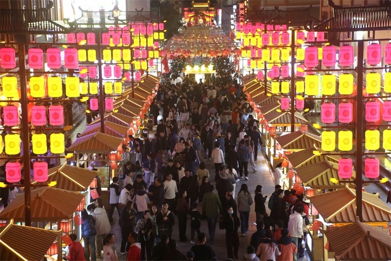敦煌夜市。敦煌市委宣傳部供圖，張曉亮攝