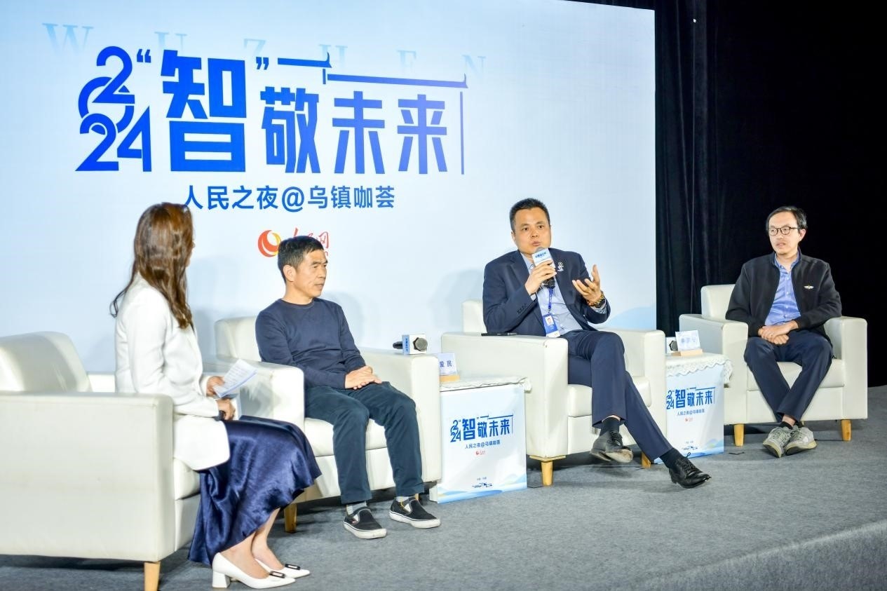在對話環(huán)節(jié)，之江實驗室高級研究專家潘愛民、伏羲智庫創(chuàng)始人李曉東、麒麟軟件副總經(jīng)理李震寧探討“‘百模大戰(zhàn)’將卷向何方”。人民網(wǎng)記者 任峰濤攝
