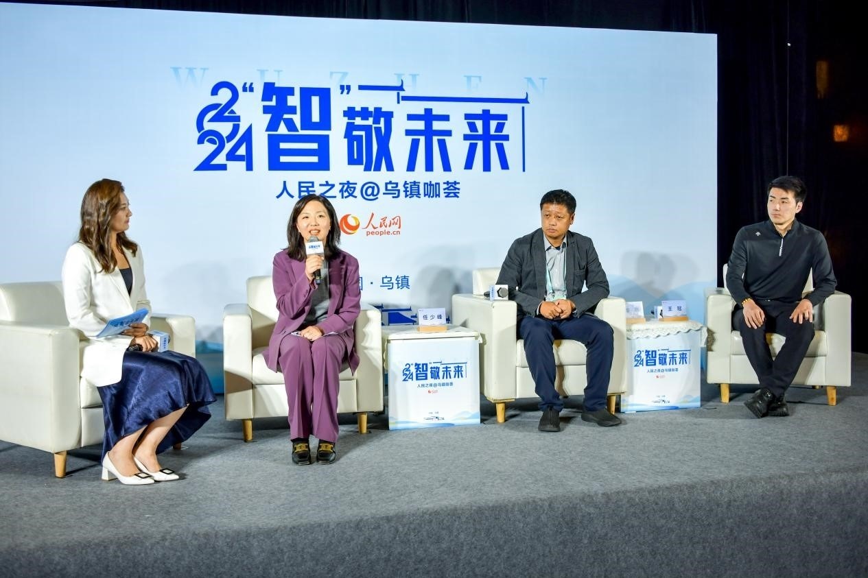 在對話環(huán)節(jié)，趣丸科技總編輯、副總裁任少峰，星云智慧機器人CEO李明，可之教育大模型創(chuàng)始人王冠討論“人工智能如何惠及大眾”。人民網(wǎng)記者 任峰濤攝