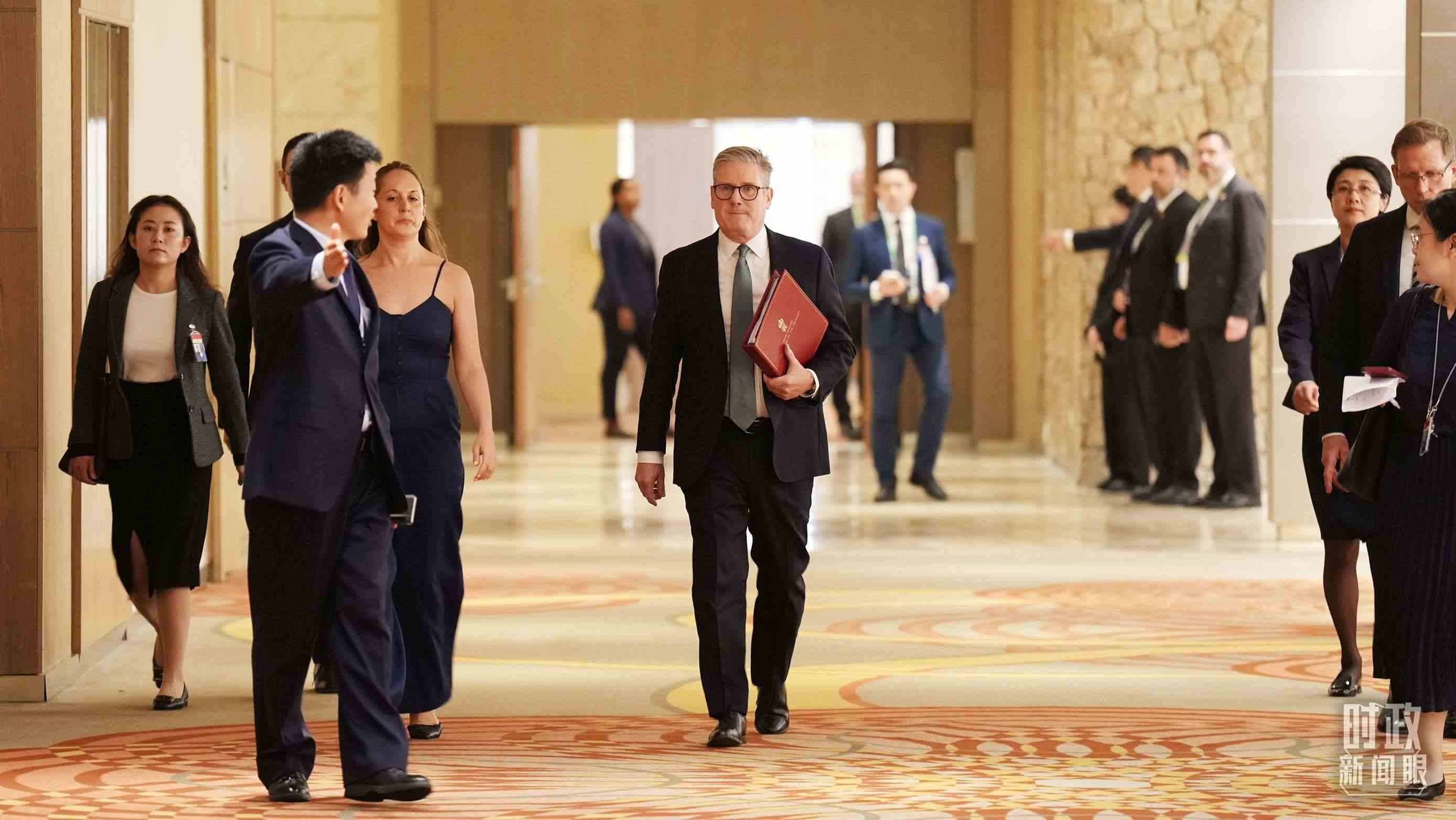 英國首相斯塔默抵達會見現(xiàn)場，這是他首次同習(xí)主席面對面交流。