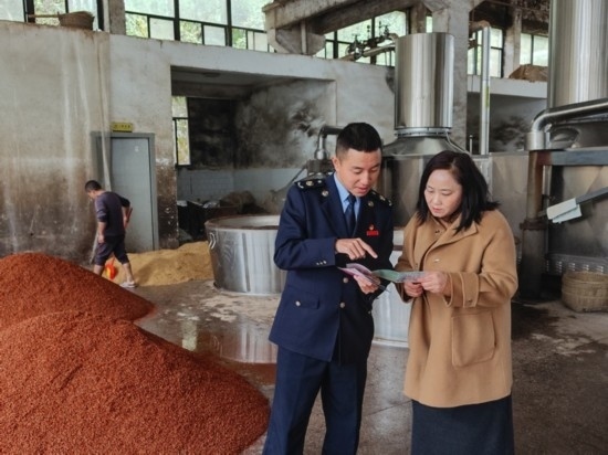 鎮(zhèn)遠縣稅務局在酒企宣傳調(diào)研。黔東南州稅務局供圖