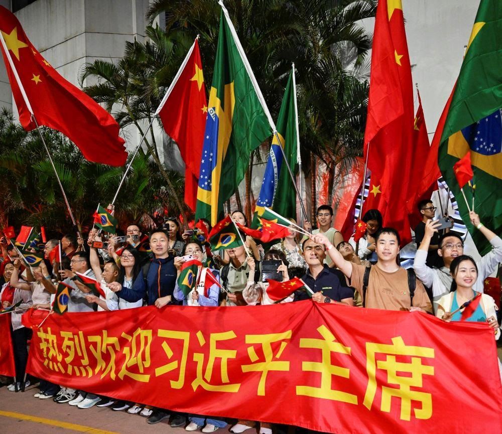  2024年11月，習(xí)近平主席在巴西里約熱內(nèi)盧出席二十國集團(tuán)領(lǐng)導(dǎo)人第十九次峰會期間，里約熱內(nèi)盧街頭熱情的歡迎人群。