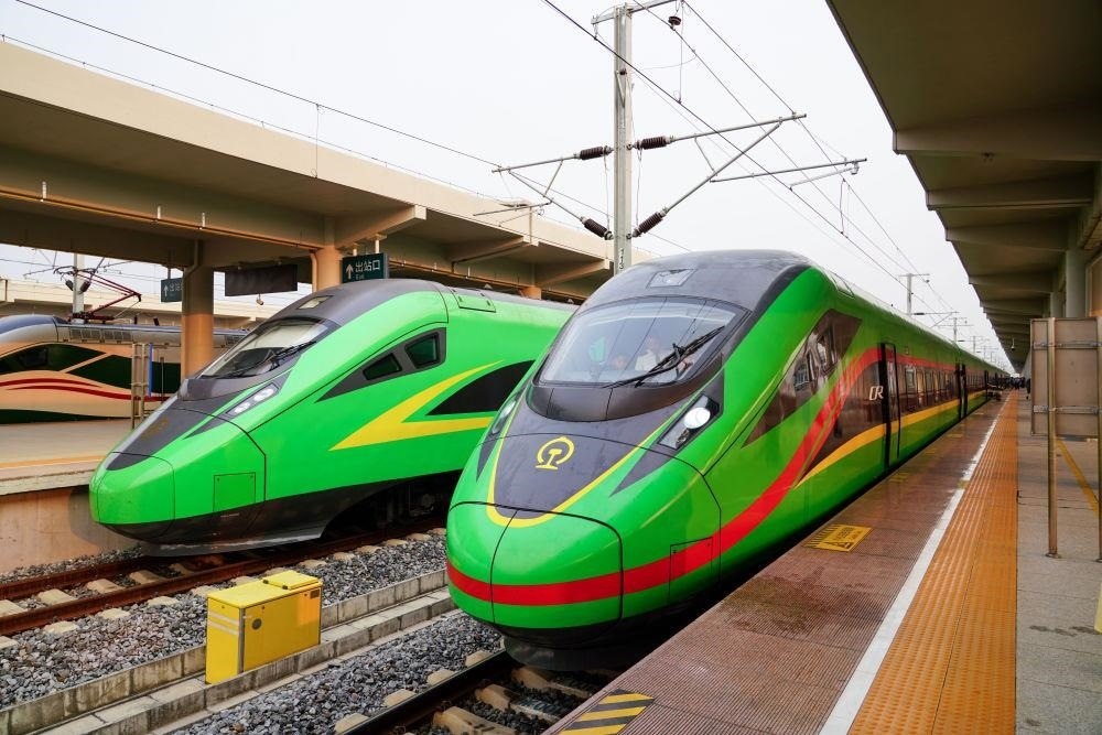 截至2024年7月5日，中老鐵路國際旅客列車?yán)塾?jì)開行滿1000列，極大地便利了沿線民眾出行。