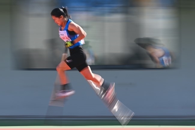 11月28日，海南隊選手吳明芬在高腳競速比賽中。新華社記者 杜子璇攝