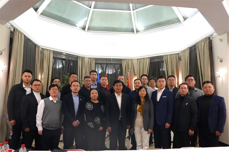 集體合照。中國(guó)駐烏克蘭大使館供圖