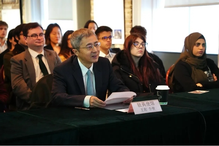 中國駐英國大使館公使王起發(fā)表講話。吳若鳴攝