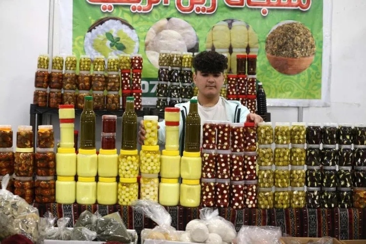 一名展商在展示各式各樣的橄欖制品。納達(dá)爾·達(dá)烏德攝